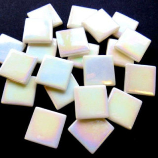 Pâte de verre blanc irisé.