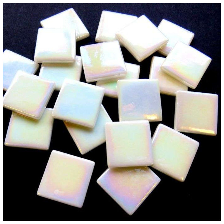 Pâte de verre blanc irisé.