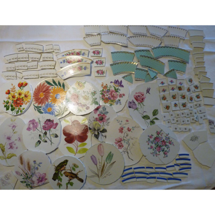 Lot de vaisselle cassée fleurs oiseau