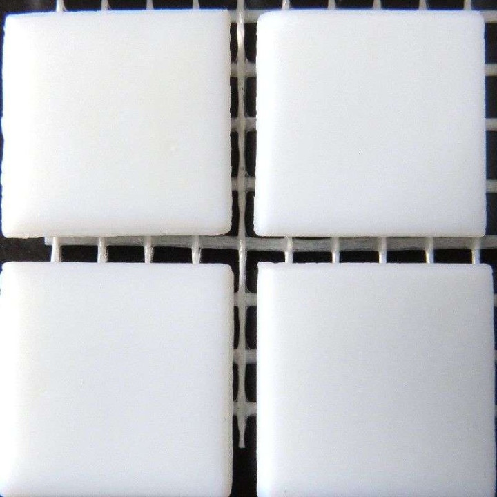 Soie, pâte de verre blanche. Soie, pâte de verre blanche.
